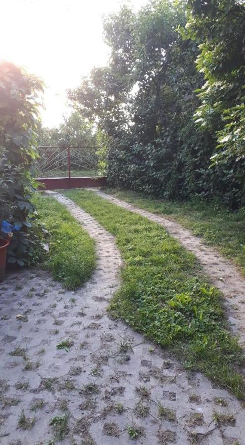 Kerekparos Es Zarandok Vendeghaz Villa Apostag Buitenkant foto